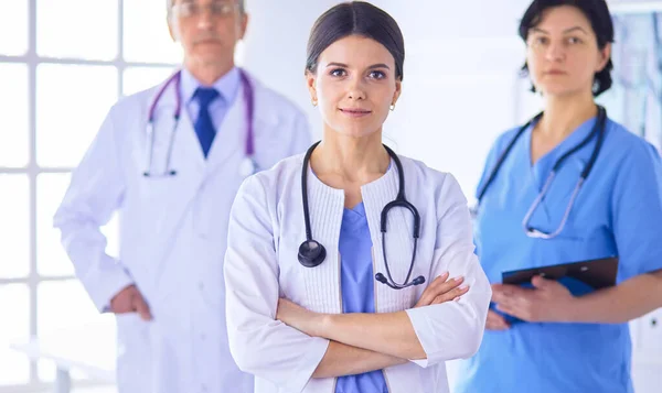 Group of doctors and nurses standing in the hospital room — Stock Photo, Image