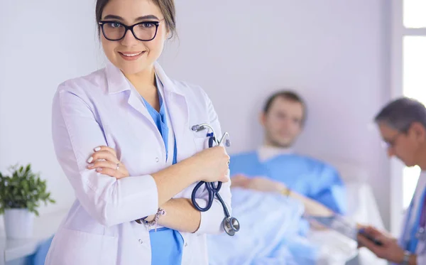 Жінка-лікар стоїть зі стетоскопом в лікарні — стокове фото