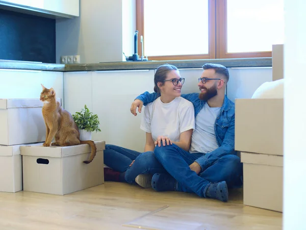 Young couple moving in to new home together — Stock Photo, Image