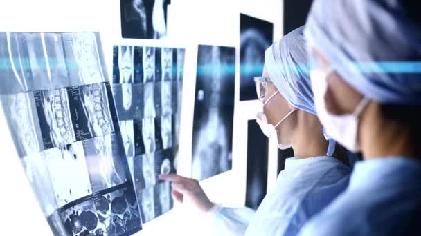 Os médicos olham através do raio-X das articulações. Instantâneo da RM das articulações — Vídeo de Stock
