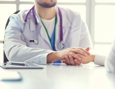 yakın çekim, stetoskop ve kağıt üzerinde arka plan doktor ve hasta el