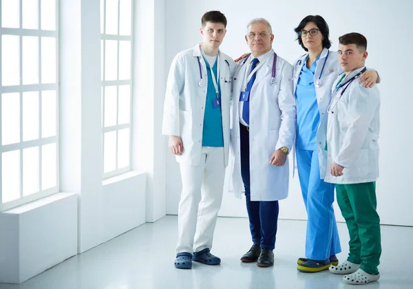 Equipo médico exitoso. Equipo de médicos confiados de pie juntos y sonriendo — Foto de Stock