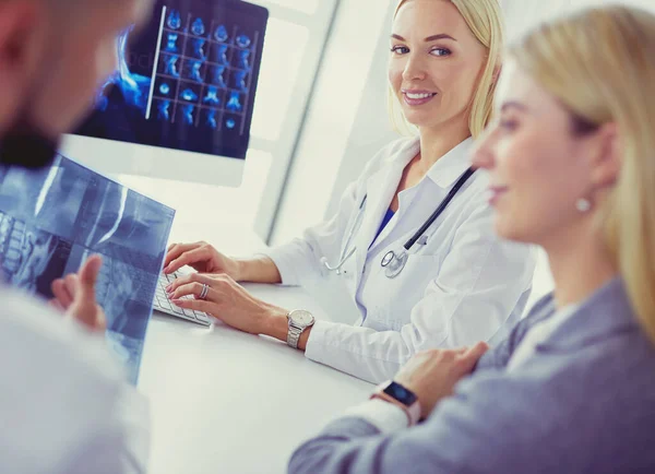 Doctor woman shows the patient chest x-ray — Stock Photo, Image