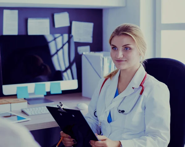 Vrouwelijke dokter legt diagnose uit aan haar vrouwelijke patiënt — Stockfoto