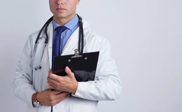 Médecin homme debout avec dossier, isolé sur fond blanc — Photo