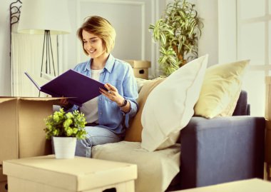 Dosyası olan bir kadın her şey yerli yerinde mi diye kontrol eder.