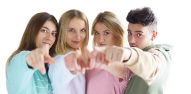 Gençler birlikte durduğunuzu işaret ediyor.