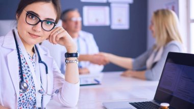 Doktor ve hasta masada otururken bir şey tartışıyorlar. İlaç ve sağlık hizmetleri kavramı