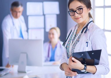 Kadın doktor hastanede steteskopla dikiliyor.
