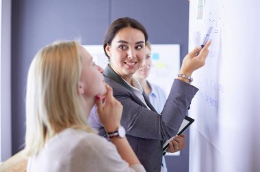 İş, eğitim ve ofis konsepti - yönetim kurulu ile iş ekibi bir şey tartışıyor.