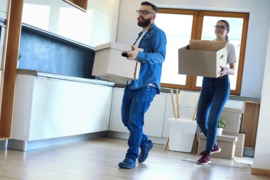 Genç çift yeni evine taşınıyor.