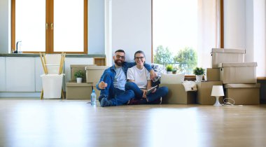 Genç çift yeni evine taşınıyor.