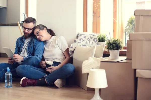 Young couple moving in to new home together — Stock Photo, Image