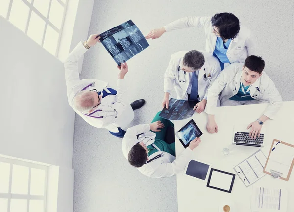 Equipo médico sentado y discutiendo en la mesa, vista superior —  Fotos de Stock