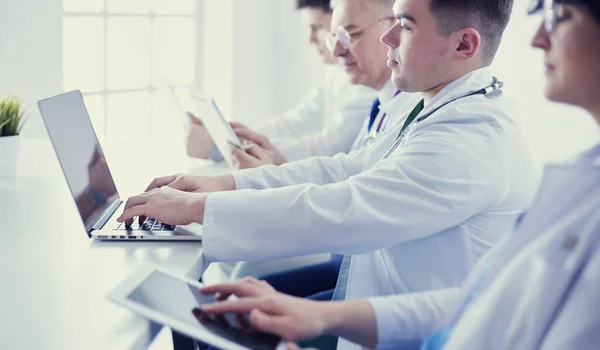 Equipo médico sentado y discutiendo en la mesa — Foto de Stock