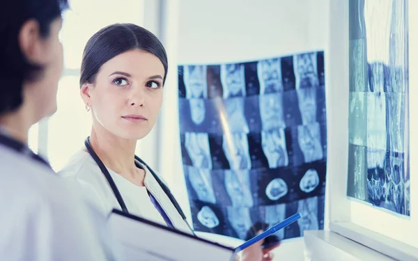 Due medici donne che guardano le radiografie in un ospedale — Foto Stock