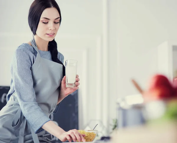 Frau backt zu Hause nach Rezept auf dem Tablet — Stockfoto