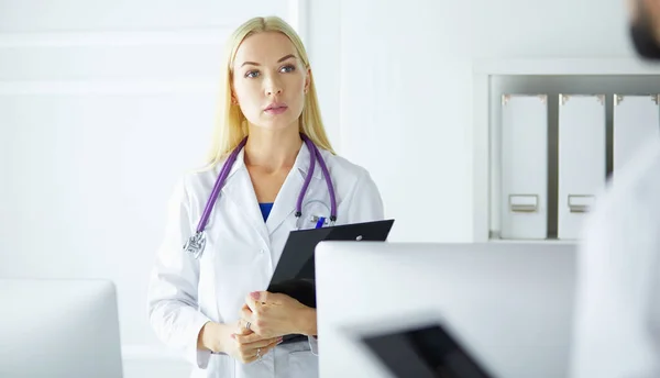 Ärztin steht mit Ordner im Krankenhaus — Stockfoto