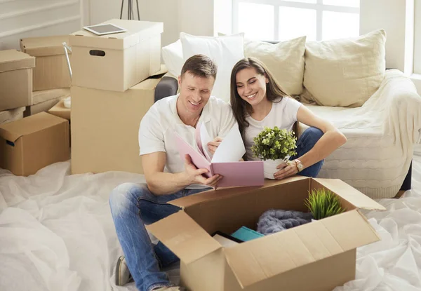 Casal bonito desempacotar caixas de papelão em sua nova casa — Fotografia de Stock