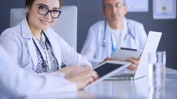 Seriöses Ärzteteam mit Laptop in hellem Büro — Stockfoto