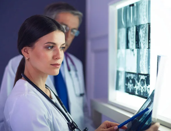 Kórházi orvosok vizsgálják a röntgent a sürgősségin. — Stock Fotó