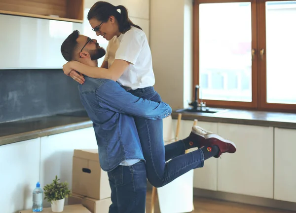 Ευτυχισμένο ζευγάρι αγκαλιάζει στο νέο τους σπίτι — Φωτογραφία Αρχείου