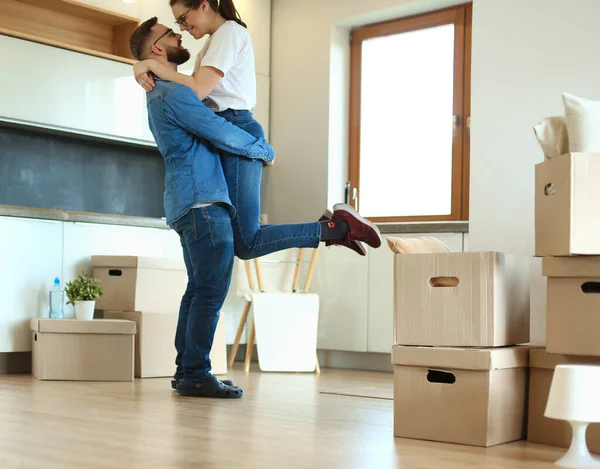 Glada leende unga par visar en nyckel till deras nya hus — Stockfoto