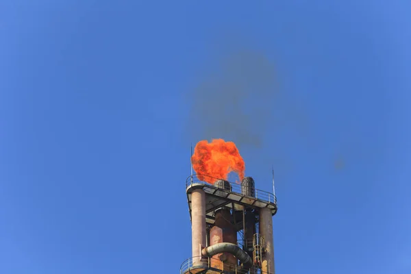 フレア - 随伴ガスの燃焼ガスのクローズ アップ — ストック写真