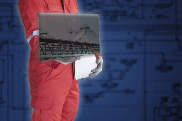 Engineer showing gas plant on isolate drawing backgrond — Stock Photo, Image