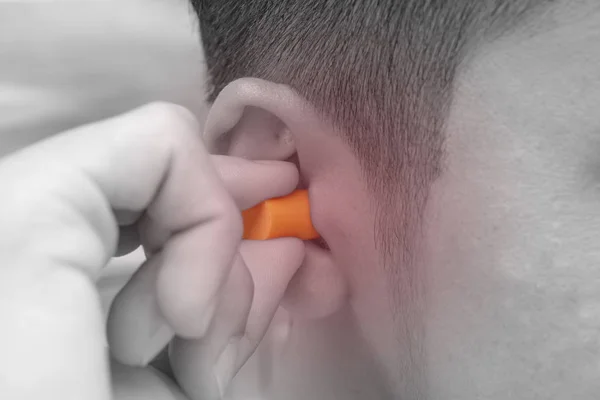 Uomo spingendo il tappo per le orecchie — Foto Stock