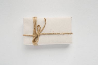 Kutu şablonunu birlikte kırmızı ipler. İzole sarılmış hediye