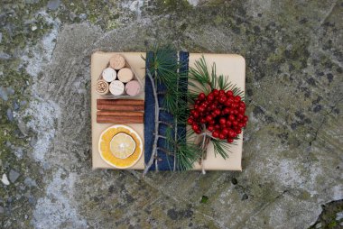 Noel hediye kutuları sunar sahne ile çam ağacı, geyik ve xmas süslemeleri