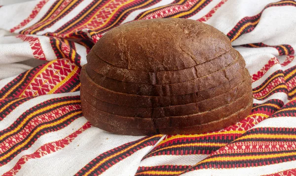 Кусочки ржаного хлеба на столе — стоковое фото