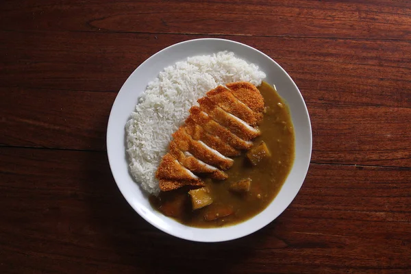 Hausgemachter Hühnchen-Katzu-Reis mit Currysoße — Stockfoto