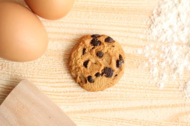 Çikolata parçacıklı kurabiye.