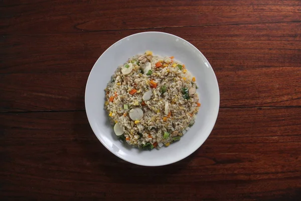 Domowej roboty azjatycki smażony ryż z warzywami i klopsiki — Zdjęcie stockowe