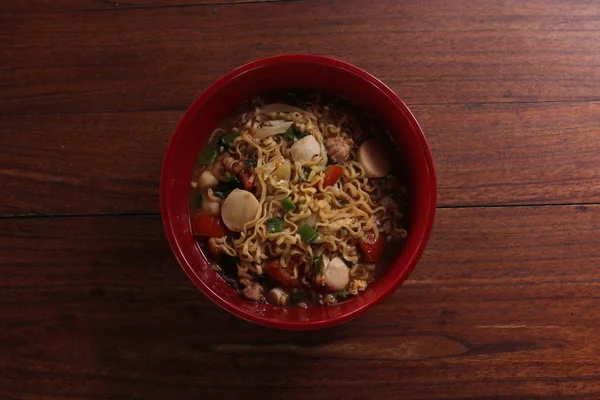 Caseiro asiático macarrão na tigela vermelha — Fotografia de Stock