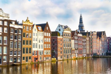 Geleneksel eski evleri ve kanal manzaralı Amsterdam, Hollanda