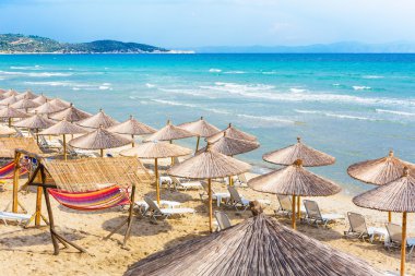 Turkuaz deniz su dalgaları ve şemsiye, Yunanistan ile plaj arka plan