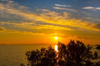 Denizin üzerinde gün batımı