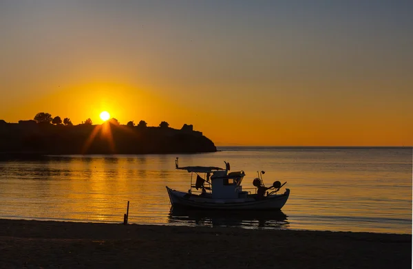 Sonnenuntergang über dem Meer und kleine Schiffsilhouette — Stockfoto