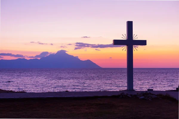 Silueta de cruz y monte Athos al amanecer o al atardecer con vista al mar — Foto de Stock