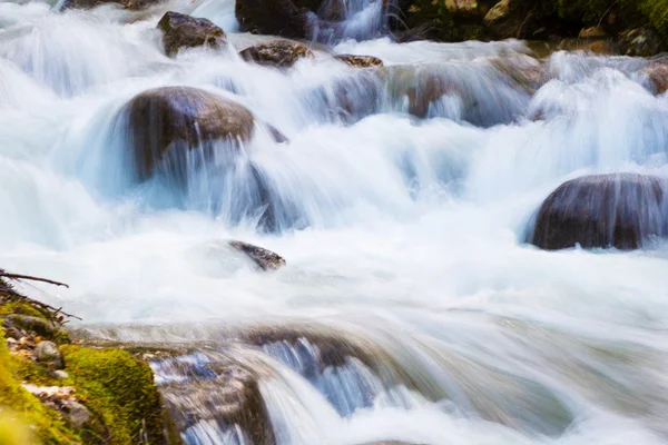 Fechar de uma cachoeira durante o alto fluxo de água — Fotografia de Stock