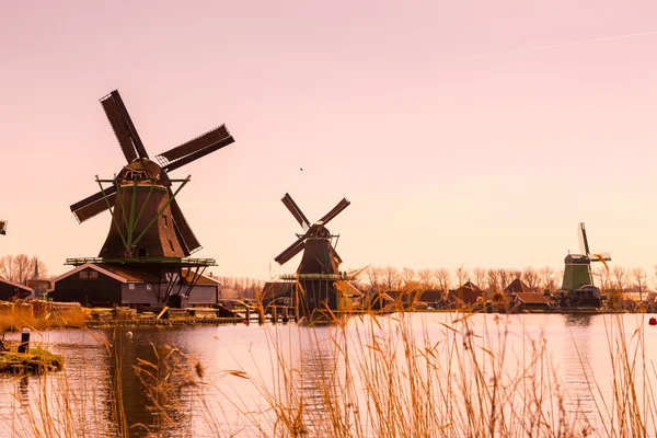 Panorama do pôr do sol com moinhos de vento em Zaanse Schans, Holanda — Fotografia de Stock