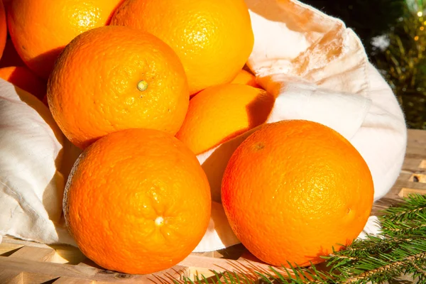 Vánoční dovolená Zátiší s zblízka čerstvé syrové pomeranče vylézal nákupní taška — Stock fotografie