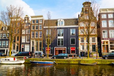 Geleneksel eski evleri ve kanal Amsterdam, Hollanda