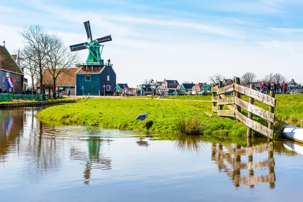 Panorama med väderkvarnar i Zaanse Schans, traditionella byn, Nederländerna, Noord-Holland — Stockfoto
