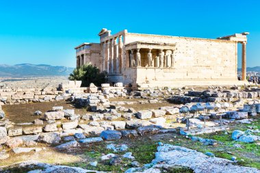 Turistler Erekhtheion tapınak kalıntıları içinde Akropolis, Atina yakınlarında