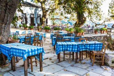 Sokak ve kafe Pelion, Yunanistan Makrinitsa köyde görüntülemek