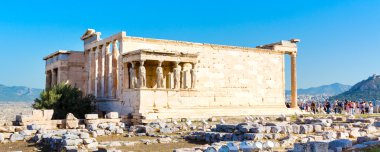 Turistler Erekhtheion tapınak kalıntıları Acropolis, Atina afiş arka plan içinde yakınındaki